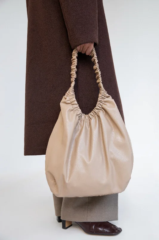 SCRUNCHED STRAP SHOULDER BAG